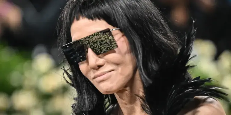 Vera Wang, 76, Attends the US Open 2025 in a Loose-Silhouette Dress, Causing a Stir – Video