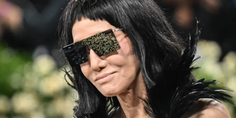 Vera Wang, 76, Attends the US Open 2025 in a Loose-Silhouette Dress, Causing a Stir – Video