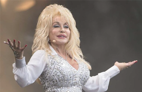 MONUMENTAL SHOCK: The Queen of Country Is Becoming a Queen of Stone! From a one-room cabin in the Smoky Mountains to the grand steps of the Tennessee State Capitol, Dolly Parton’s journey is about to be carved into history forever. A stunning $2.8 million statue will soon rise in her honor—not just for the songs that shook the world, but for the heart that gave books to children, hope to the sick, and light to generations. With trademark humility, she once said, “I never set out to be a monument — I just wanted to make people happy.” Yet now, the girl who had nothing will stand eternal in stone—proof that kindness, courage, and music can outlast time itself.